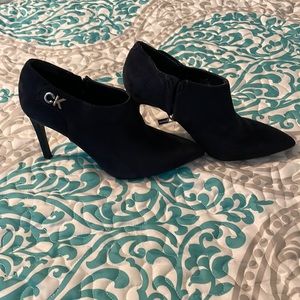 CK Size 7 navy blue ankle boots with inside zippers, 5 inch heels, never worn